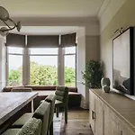 Beaumont Exquisite Lakeland House, Sleeps 10 Уиндермир