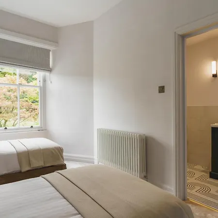Beaumont Exquisite Lakeland House, Sleeps 10 ウィンダミア