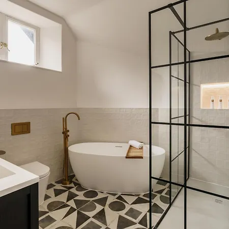 Beaumont Exquisite Lakeland House, Sleeps 10 * ウィンダミア