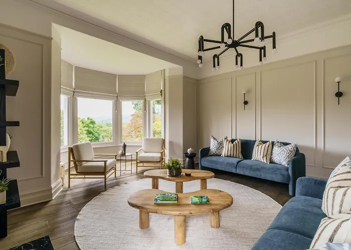 Beaumont Exquisite Lakeland House, Sleeps 10 *