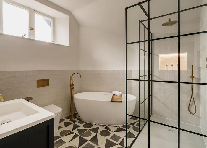 Beaumont Exquisite Lakeland House, Sleeps 10 * ويندرمير